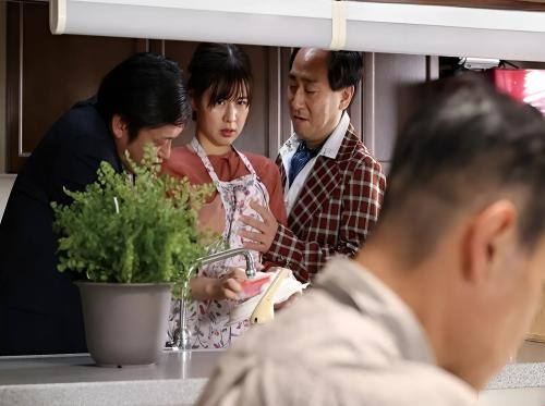 Bapa mertua yang sesat menukarkan menantunya menjadi isterinya
