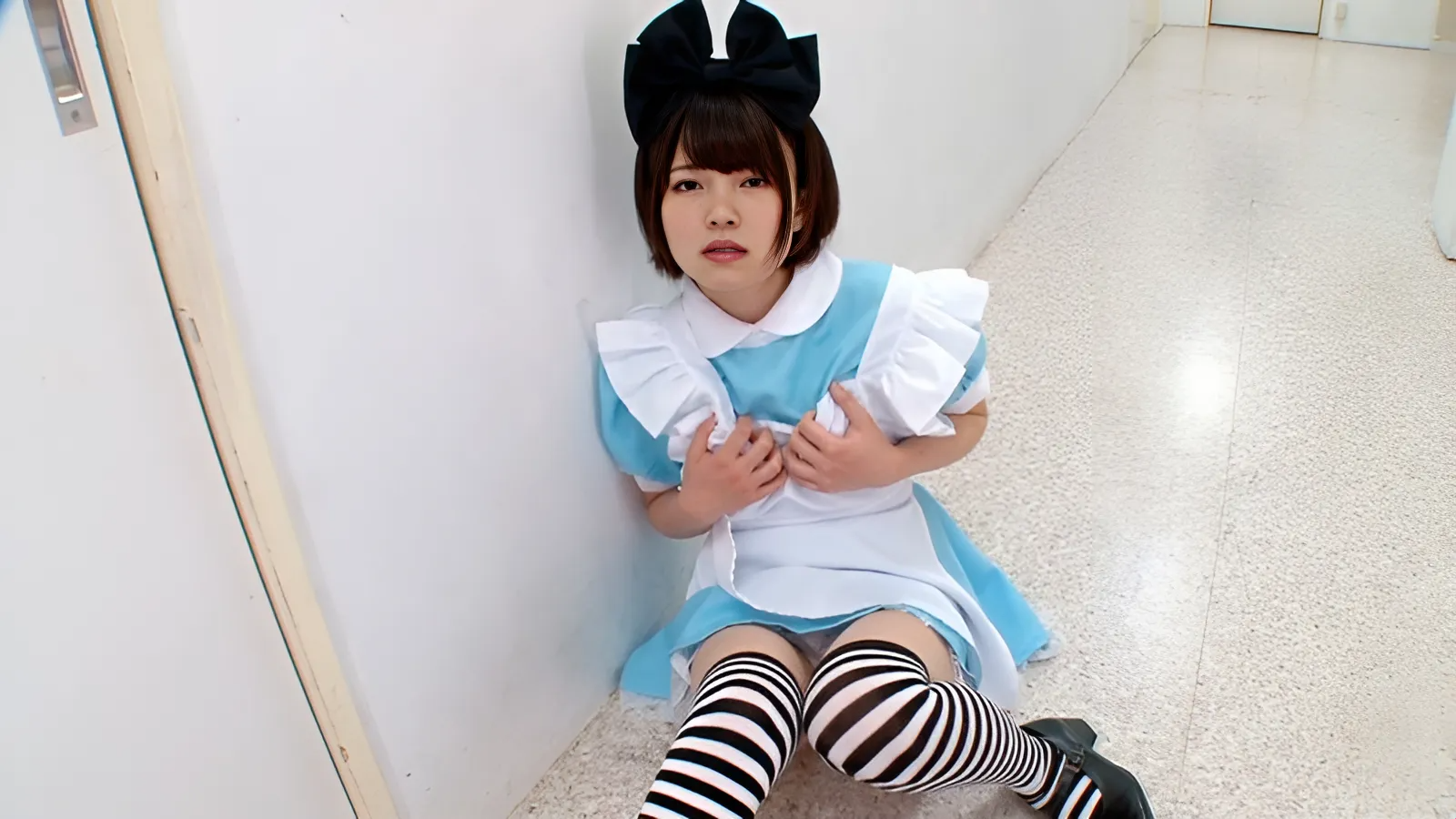 ARM-543 Gadis cosplay melancap dan berakhir