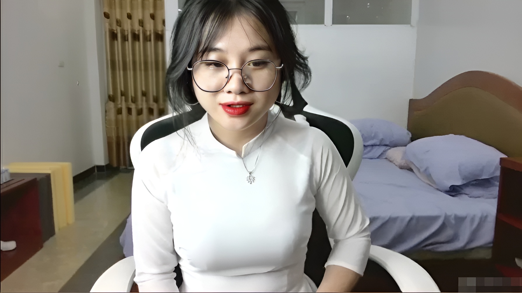 Saya berlatih melancap dengan cermin mata dan ao dai...
