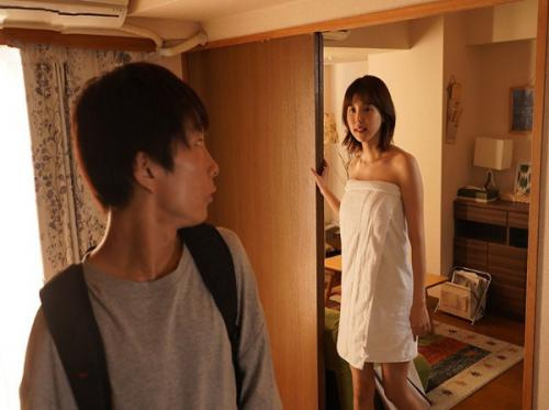 À la maison avec la sexy sœur de ta copine